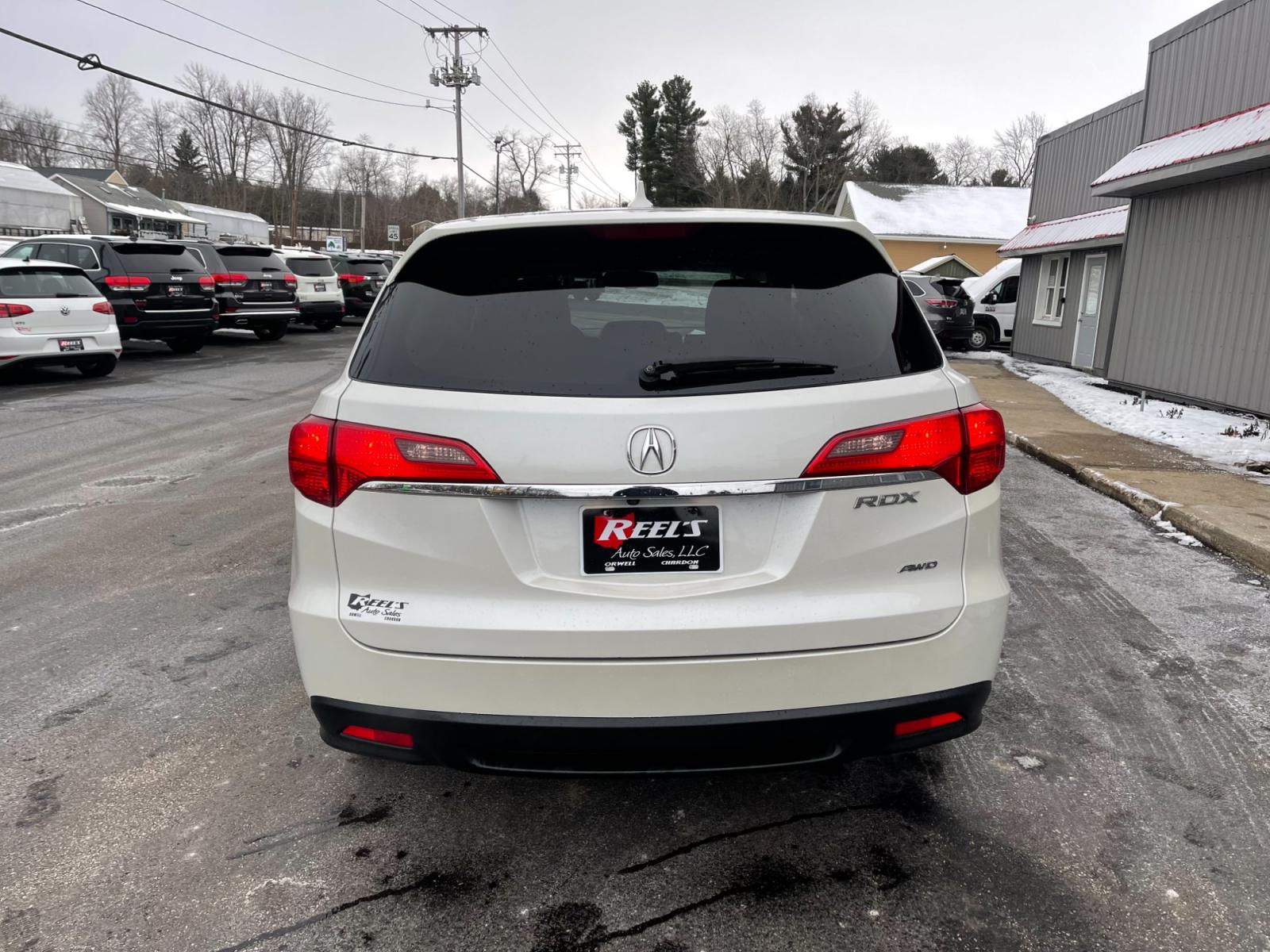 2015 White /Gray Acura RDX 6-Spd AT AWD w/ Technology Package (5J8TB4H58FL) with an 3.5L V6 SOHC 24V engine, 6-Speed Automatic transmission, located at 547 E. Main St., Orwell, OH, 44076, (440) 437-5893, 41.535435, -80.847855 - This 2015 Acura RDX AWD with the Technology Package is a luxury compact SUV that features a robust 3.5L V6 engine paired with a 6-speed automatic transmission, providing a blend of performance and comfort. Equipped with advanced technology such as a navigation system, dual automatic climate control - Photo #8